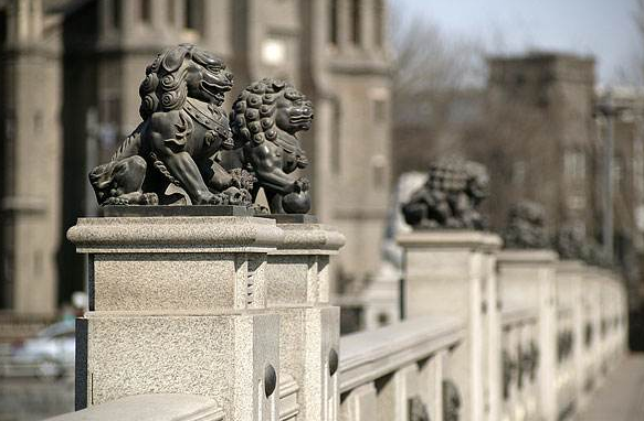 天津也有座有很多狮子雕像的桥,即狮子林桥.