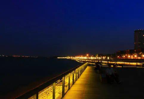 夜晚跑步时,浦江两岸灯光璀璨的夜景尽收眼底.