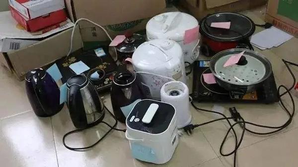 使用大功率电器,如电炉,热得快等.
