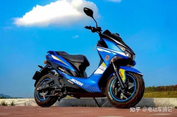 又一款国产高端电摩,极速122km/h,续航170公里,中置4000w电机