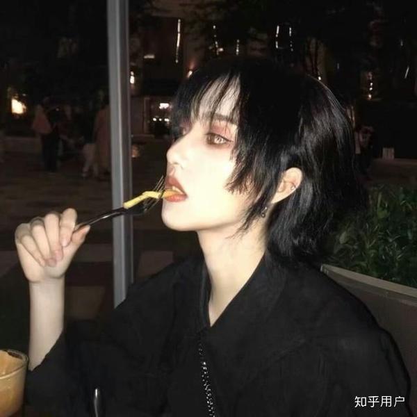 有哪些女生特别酷的或是女生抽烟的头像?