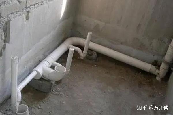 卫生间排水管安装不规范,可能导致污水管排水不畅,异味,甚至严重堵塞.