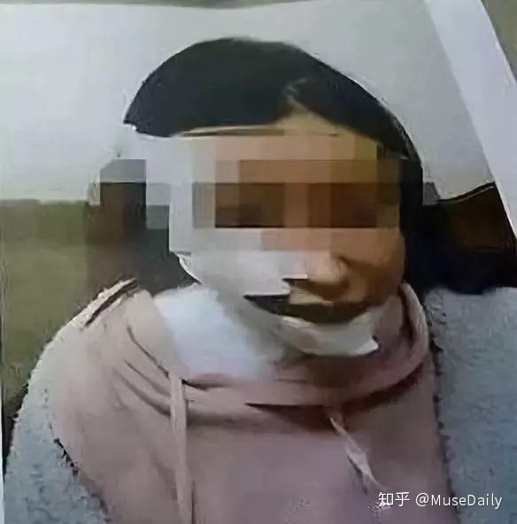 海底捞吃出"卫生巾",女子索赔百万?真相让人猝不及防