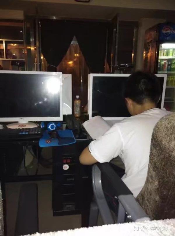 还见过网吧里写作业的,据说是个小学霸 废寝忘食通宵结束凌晨五点多
