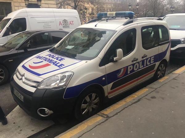 本人2019年初在巴黎旅行期间拍摄,停在街头的国家警察警车