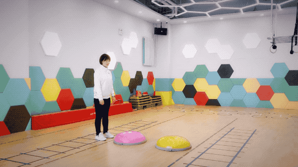 器材名称:波速球 动作名称:波速球跳跃  训练目的:主要训练孩子核心