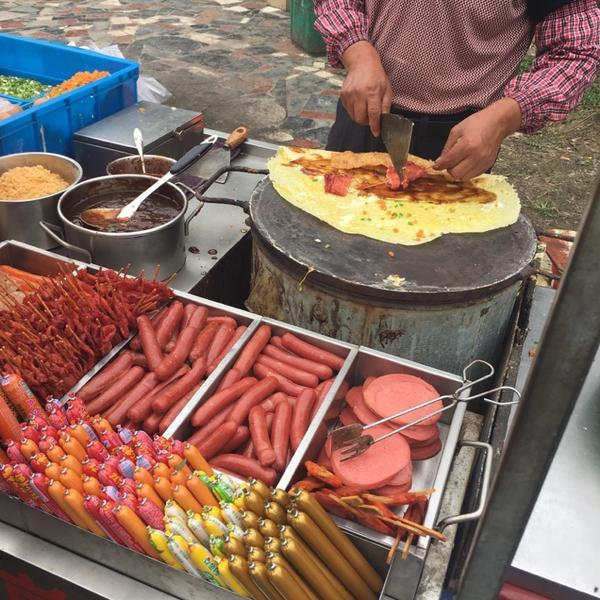 还有一些路边摊小吃 山东杂粮煎饼