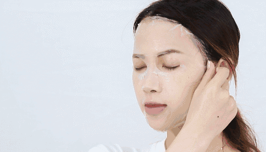 1,油性皮肤:补水控油面膜 为了避免一脸油光,以及伴随而生的痘痘粉刺