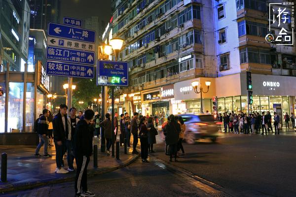 十字路口,复杂的道路指示牌,找到你想要去的路了吗?