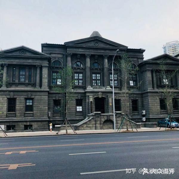 大连宪兵队本部 建筑风格压抑 仿古希腊风格的欧式古典建筑,门框上有