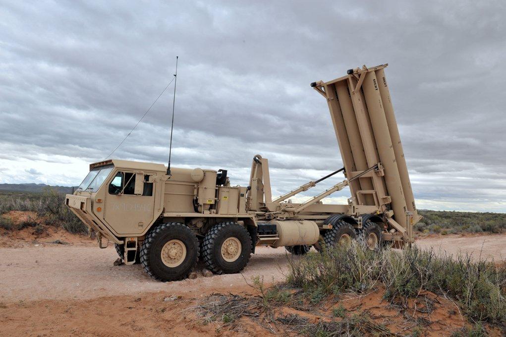 通常情况下,美国陆军一个萨德导弹连包含9部上图这种发射车,每车8枚