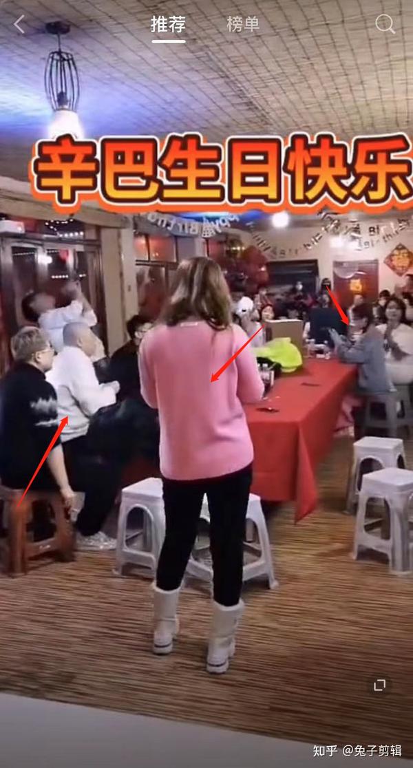 网爆辛巴生日宴画面凄凉,场地老旧用廉价桌椅,众人各干各的无人回应