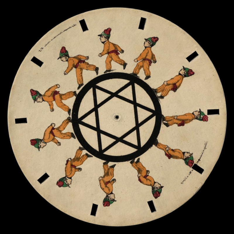 然后对着镜子,一边转动转盘,一边透过转盘的镂空窄缝去观看