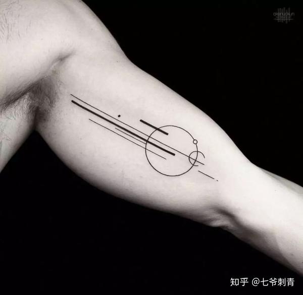 图案请下:纹身师图库 近几年来,像是okanuckun所擅长的这类线条和几何