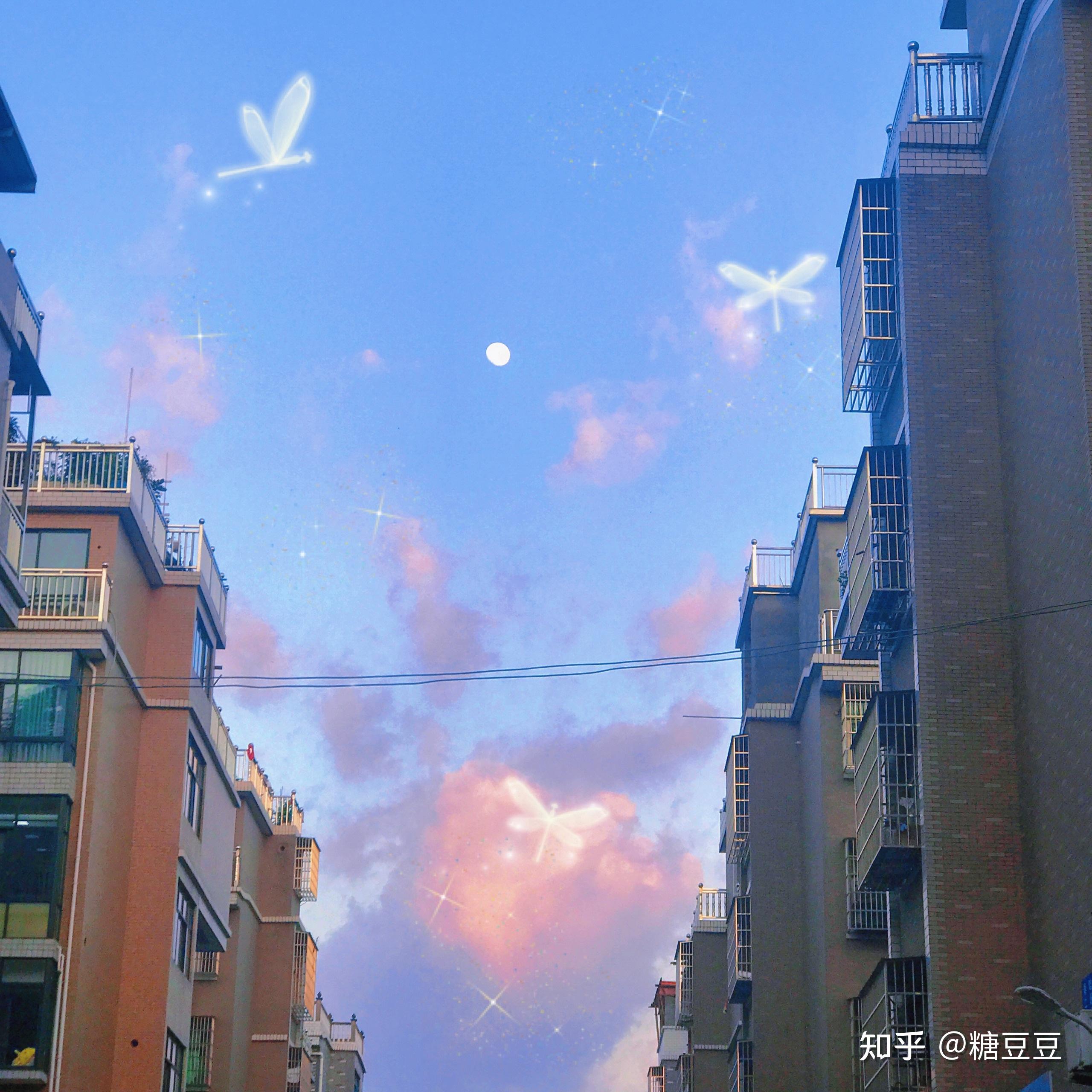 天空是蔚蓝色窗外有千纸鹤