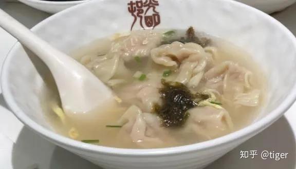 光明邨大酒家最早就是吃点心,馄饨的地方,他家的鸡汁小馄饨也是备受