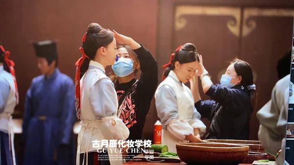 古月辰剧组化妆师电视剧当家主母尚食剧组化妆工作花絮