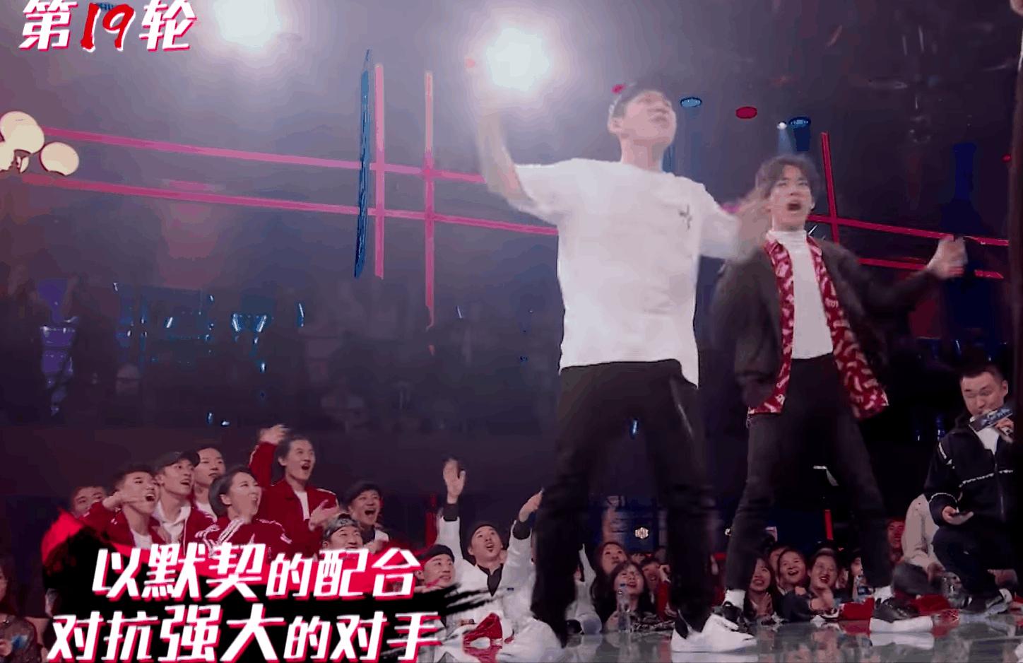 就是街舞1》收官战易烊千玺跟罗志祥在选手 battle 时的帮跳?