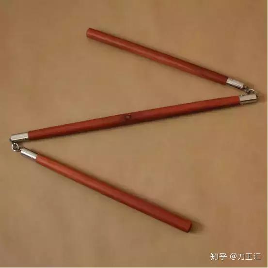 15.三节棍.旧时代北方镖师常用武器,一般为三节木棍构成.