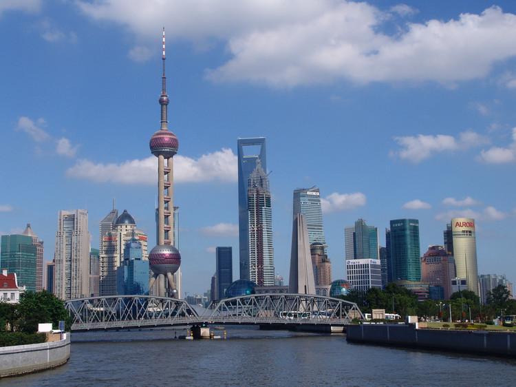 上海东方明珠塔下的陆家嘴低音号旅游