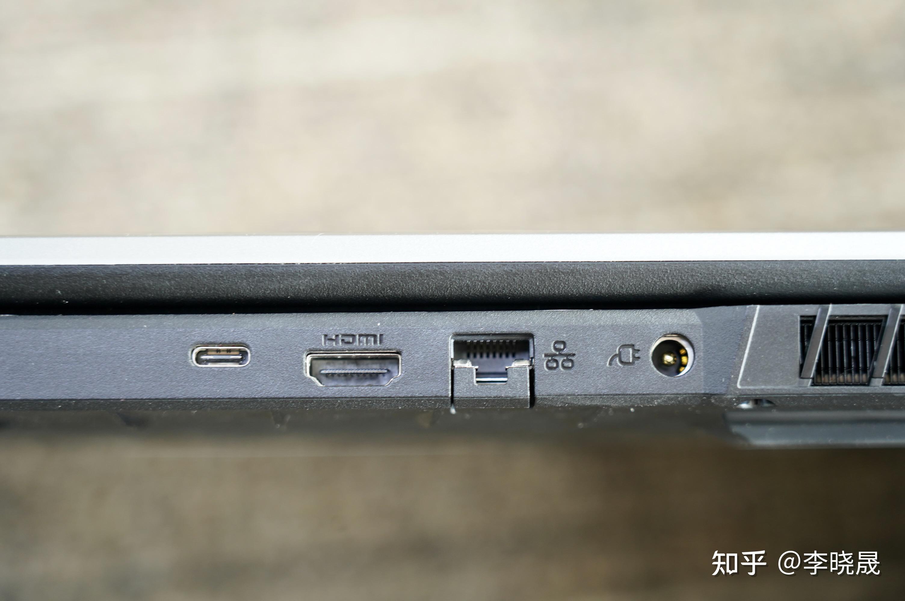 大师之路承影x17游戏本采用了同方国际的经典模具,银白色主色调看上去
