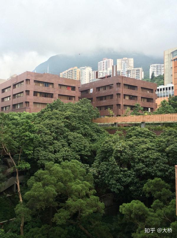 第一个去的地方是香港大学.红砖青山,学校嵌在半山腰.