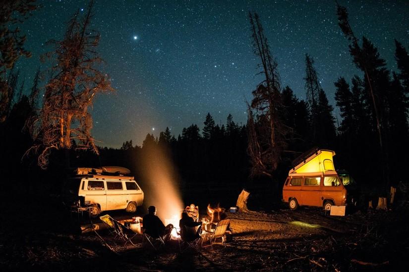 如何为你的露营活动搭建一个持久温暖的篝火
