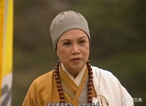 岳不群突袭二定后,定闲师太临死前果断传位令狐冲,可见其雷厉风行的