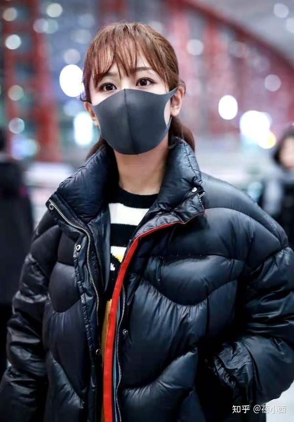 杨紫的造型师又成功了,穿黑色羽绒服配半扎发型,比之前时髦太多