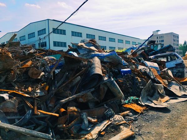 在一条小路走路 类似一个收废弃车辆 铁之类的工厂 觉得一堆废铁挺