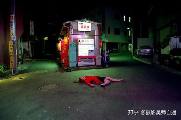 从1993年开始,伊岛薰开始创作假象的暴力和恐怖情景.