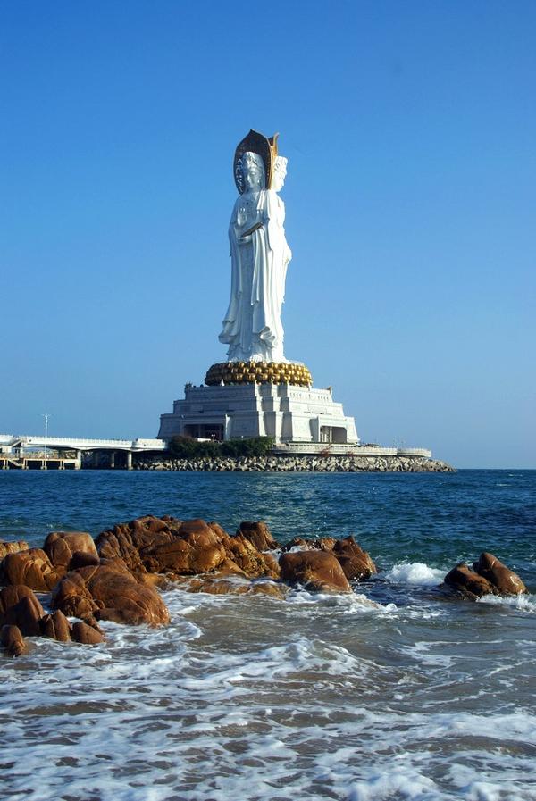 南海的观音圣象有108米高,有三面像,石质.