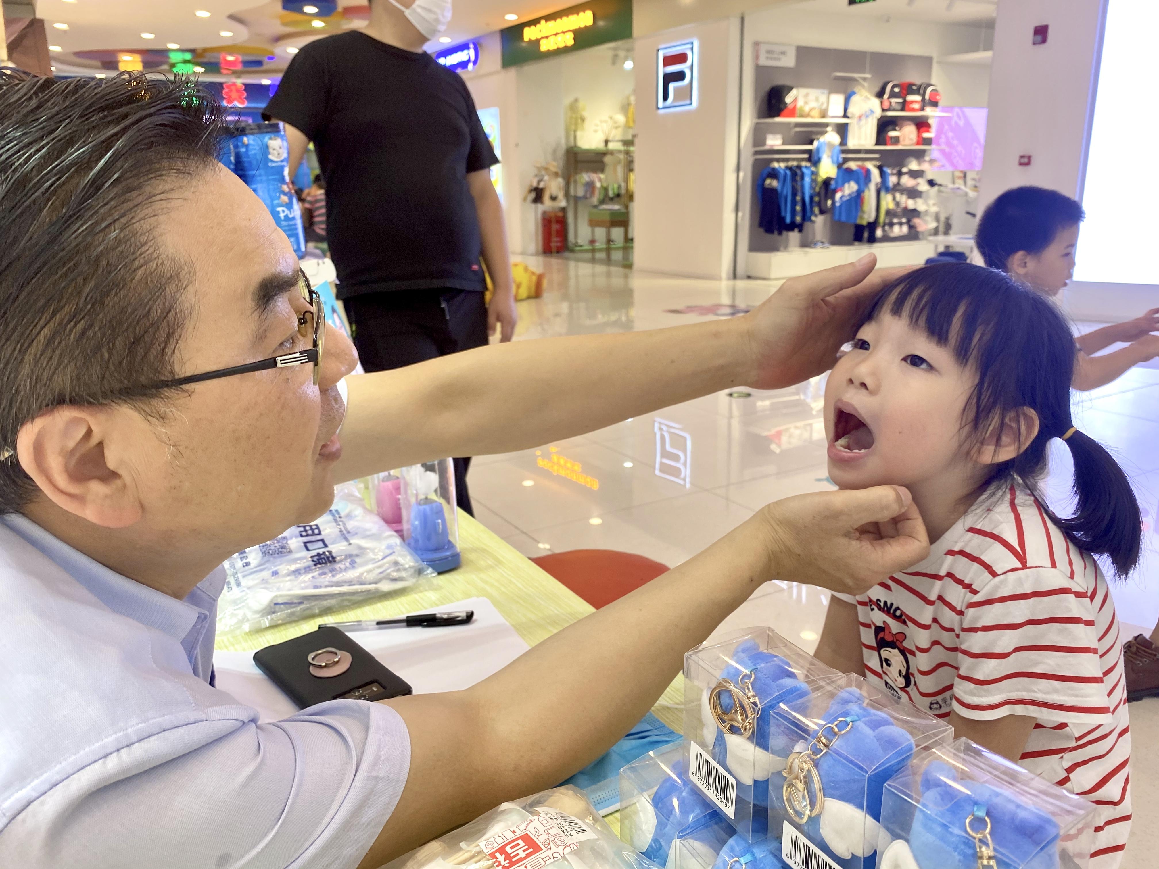 医科大学第三附属医院口腔科主任车英林来到现场免费给大家做口腔检查