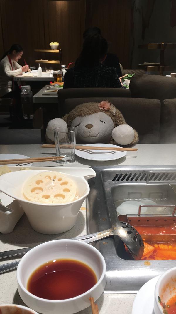 一个人吃海底捞,服务员怕你孤独会给你对面放个娃娃吗