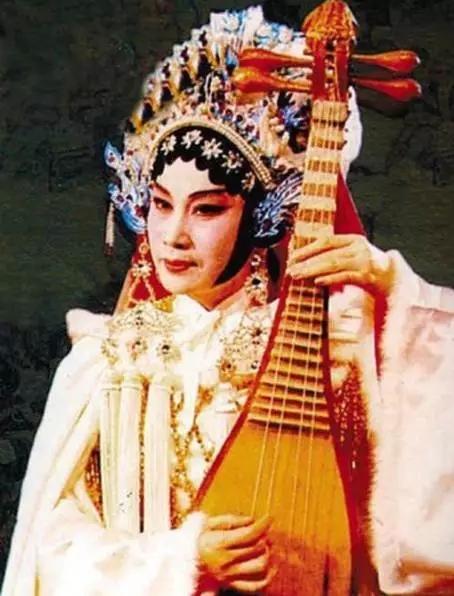 让刘德华亲自送别的红线女是何许人也