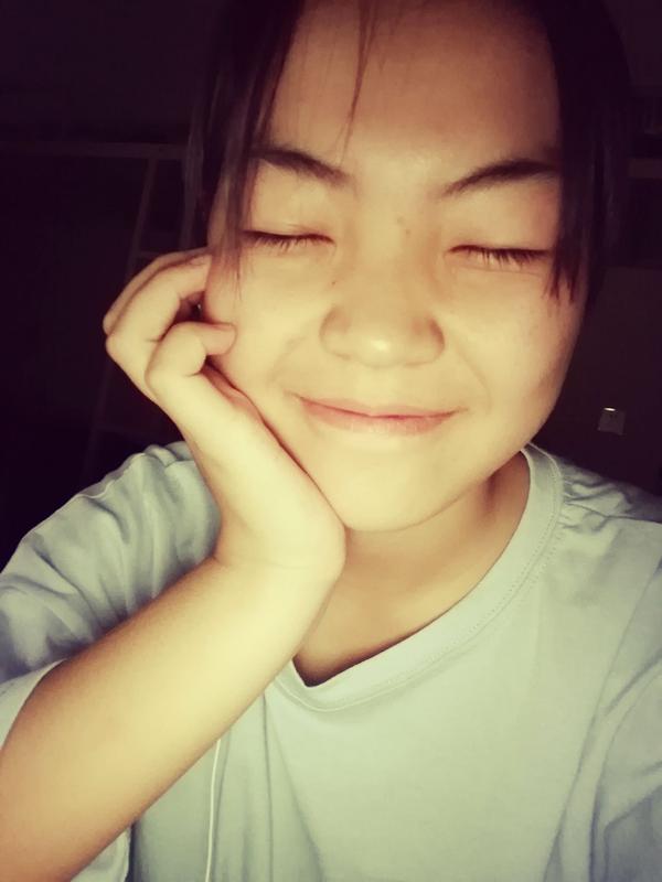 近视的妹子如何自拍好看?