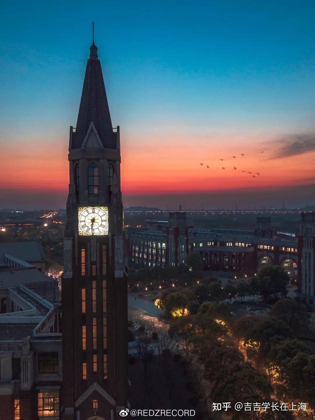 夕阳西下华政夜景华政的景色,不同时间看,都有着不同的韵味.