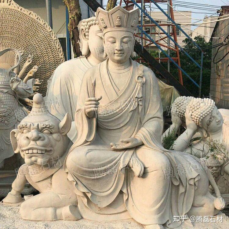 而地藏菩萨则多为光头或是头戴毗卢冠,身披袈裟的出家僧人之