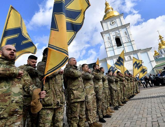 需要注意的是,乌克兰外籍军团不仅仅是世界纳粹分子的合流,更是东西方