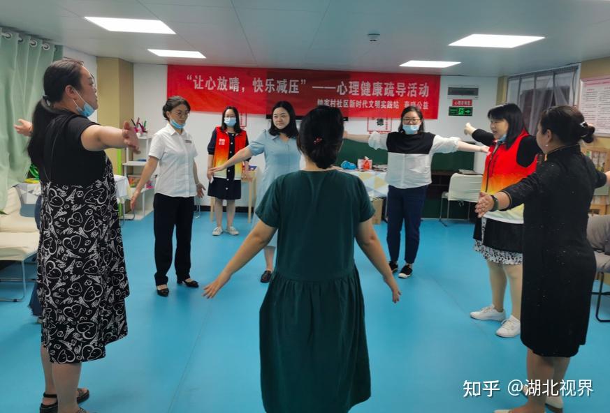 欢度国庆快乐减压钟家村社区开展职工减压活动
