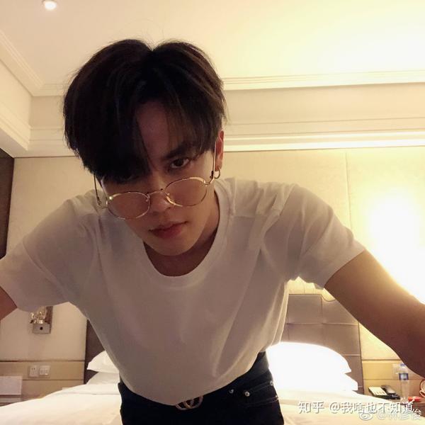 有哪些男明星戴上眼镜很有斯文败类的感觉?