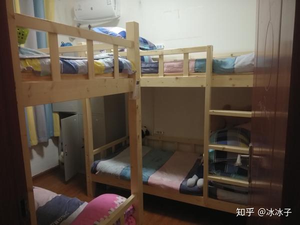2020年最后一天,搬来海底捞的员工宿舍,很整齐,就是比较拥挤,被子很厚