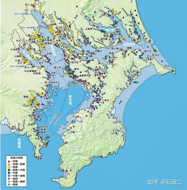 关东平原的海水沿着河道侵入陆地,海侵后地形比较破碎,密密麻麻的点全