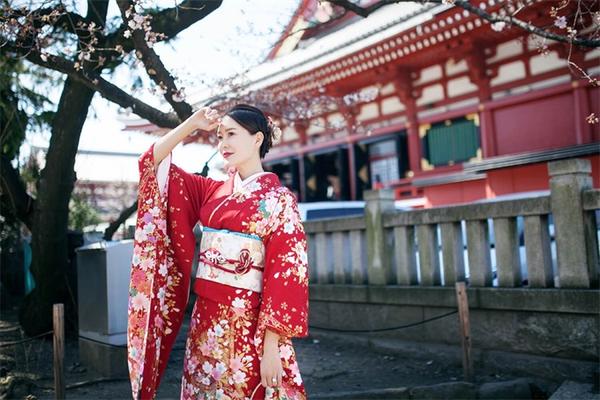 日本传统和服登上巴黎时装展,