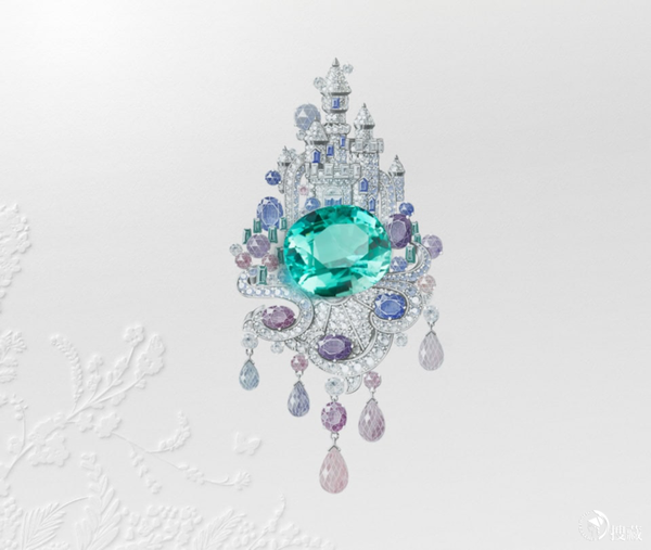 "城堡"胸针,使用了白金,钻石,祖母绿,蓝宝石,粉色和紫兰蓝宝石等材料