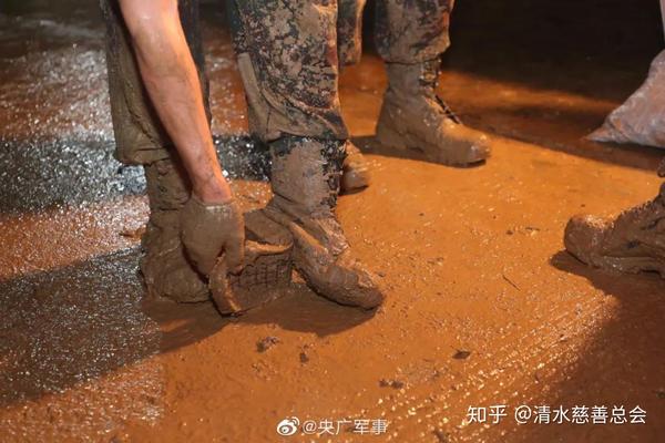 数千官兵抗洪抢险 休息时间 战士们席地而睡 他们的双手伤痕累累 7月