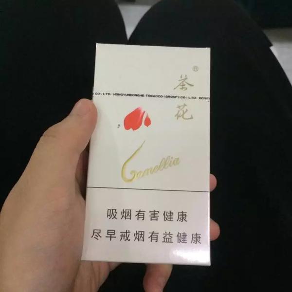 在深圳买到了茶花,烟型真的很漂亮 很长 烟盒也很有质感,便宜,10块