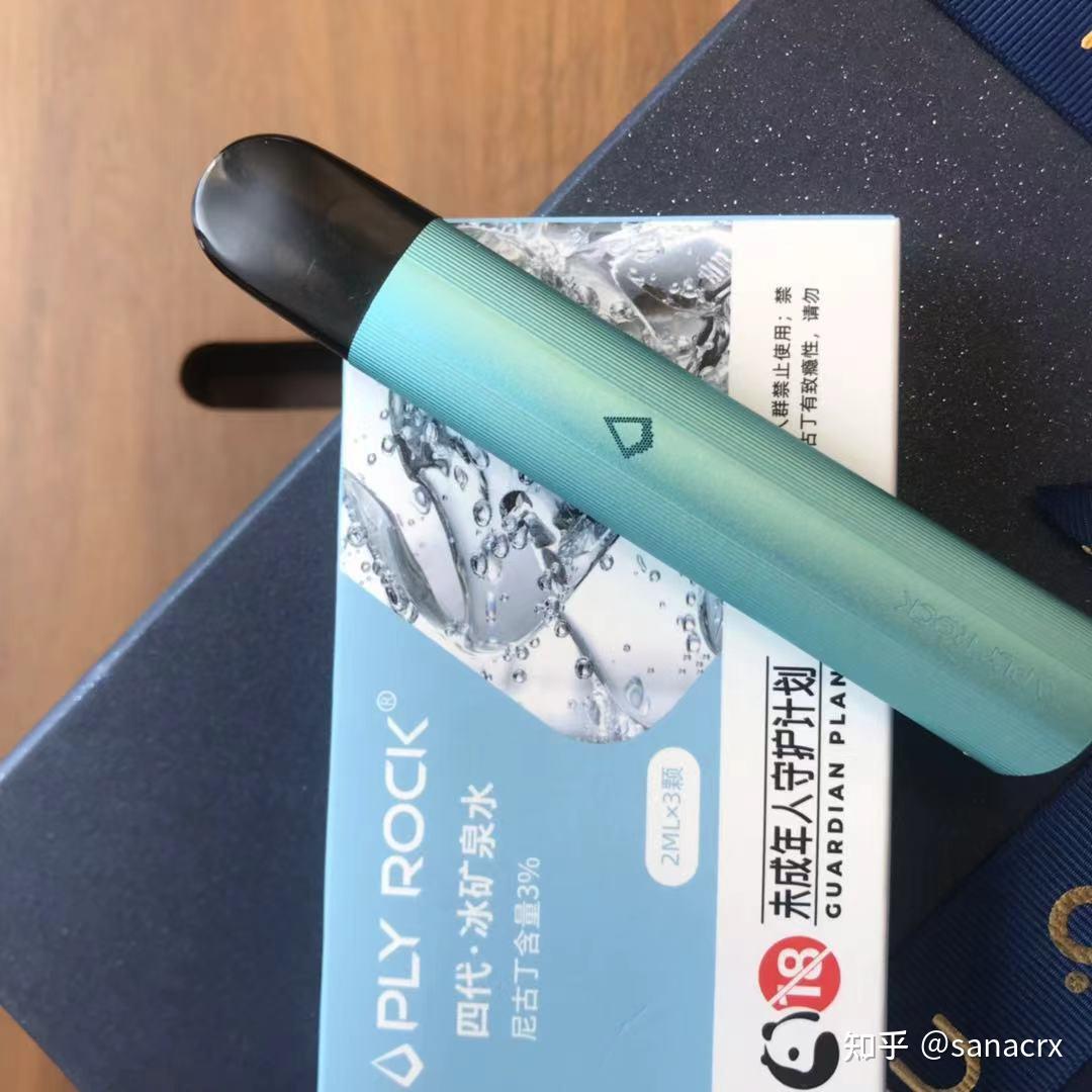铝合金材质,机身中间采用了巴洛克钻石logo元素指示灯,烟弹插入时有