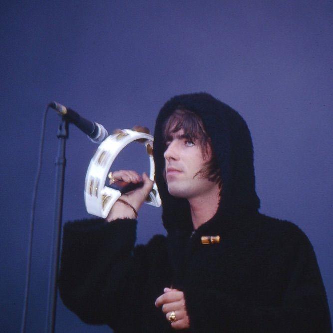 liam gallagher!英国前绿洲乐队主唱,超好看,今年四十五了.