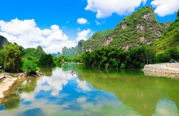 游览山水园有专门的南山厄风景道,走在这条路上不仅可以在高处俯览
